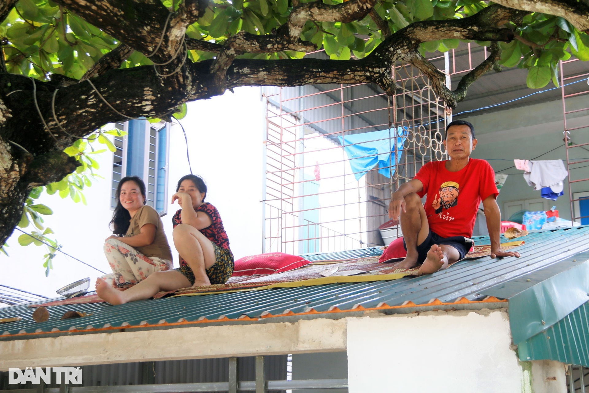 Cảnh sống trên thuyền, ngủ mái nhà ở rốn lũ sông Hoàng Long - 2 Cảnh sống trên thuyền, ngủ mái nhà ở rốn lũ sông Hoàng Long - 2
