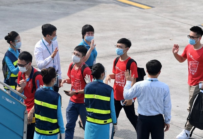 Vietnam Airlines đưa 350 cán bộ, giảng viên và sinh viên y khoa từ Hà Nội vào Bình Dương chống dịch - Ảnh 6.