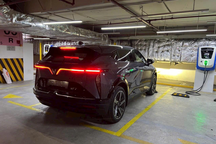 VinFast VF 7 bản tiền thương mại lộ ảnh khi đang sạc, sẵn sàng cho lái thử