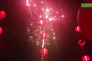 Người dân đổ ra đường xem bắn pháo hoa