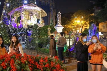 Các nhà thờ Hà Nội sáng lung linh đón Noel 2021