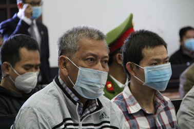 39 bị cáo vụ xăng giả hầu tòa cùng xe tải chất đầy tài liệu