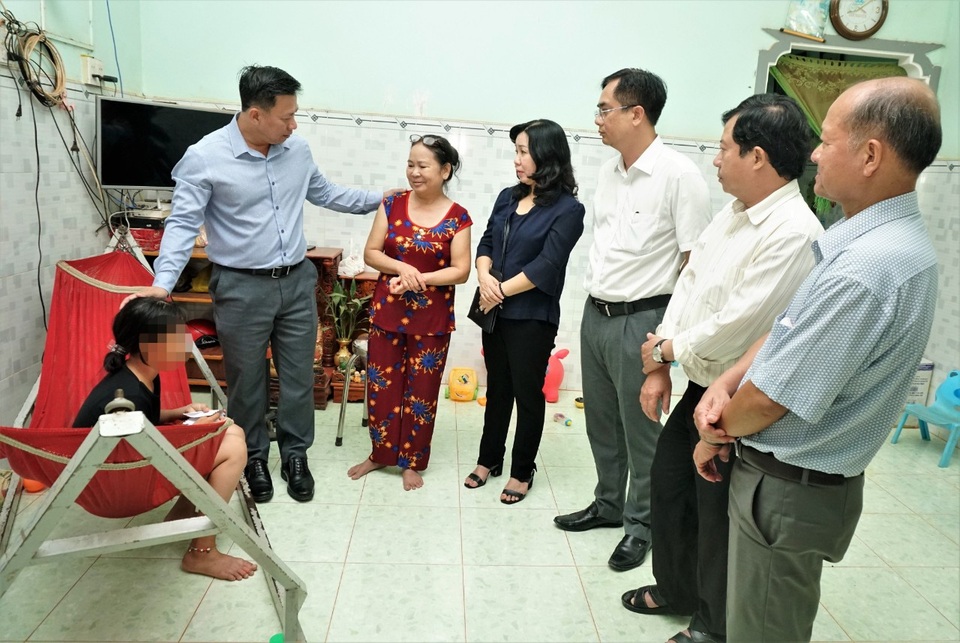 Chủ tịch UBND tỉnh Tây Ninh Nguyễn Thanh Ngọc đến thăm hỏi, động viên cháu B.N. sau vụ va chạm giao thông Chủ tịch UBND tỉnh Tây Ninh Nguyễn Thanh Ngọc cùng lãnh đạo Công an tỉnh, Sở Lao động - Thương binh & Xã hội và Sở Giáo dục & Đào tạo đến thăm hỏi, động viên cháu B.N. sau vụ va chạm giao thông