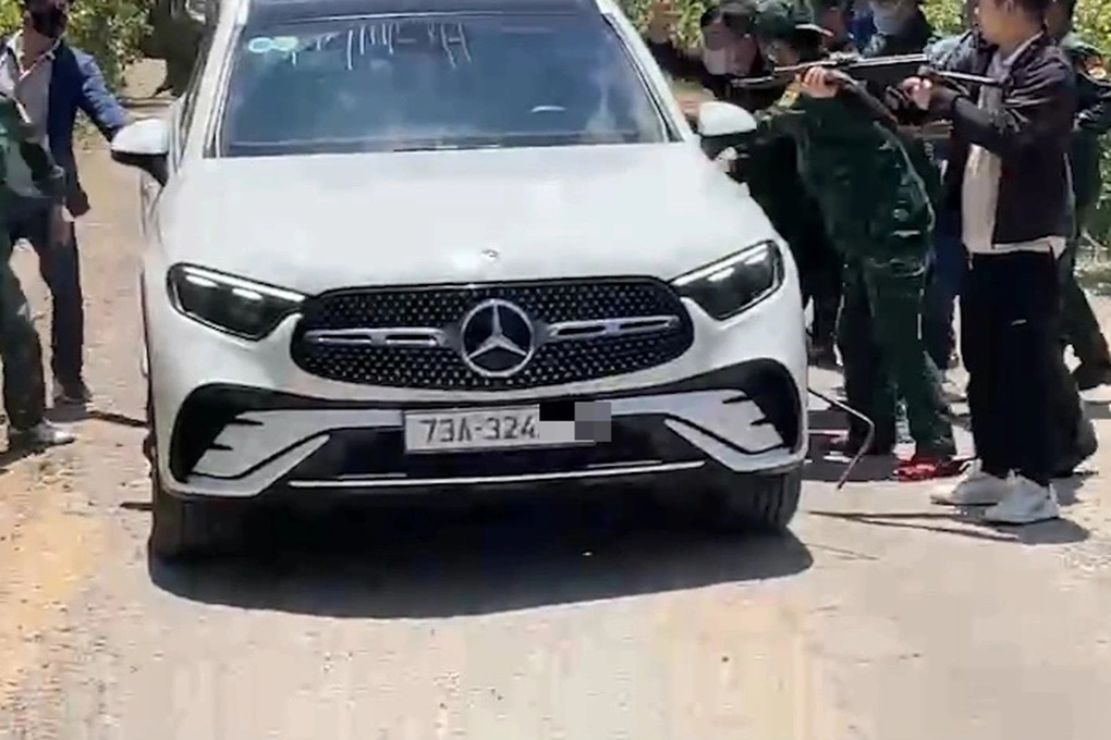 Chặn ô tô Mercedes của nữ chủ tiệm spa, phát hiện nhiều hàng cấm - 1 Chặn ô tô Mercedes của nữ chủ tiệm spa, phát hiện nhiều hàng cấm - 1