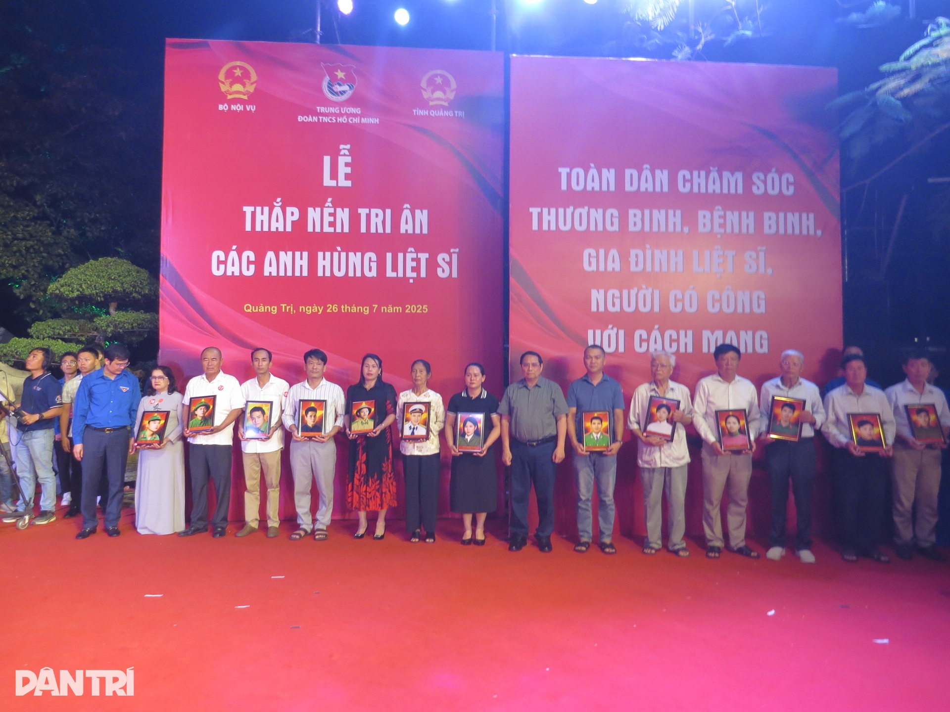Xúc động lễ thắp nến tri ân, trao di ảnh liệt sỹ được phục dựng bằng AI - 4 Xúc động lễ thắp nến tri ân, trao di ảnh liệt sỹ được phục dựng bằng AI - 4