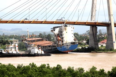 Cắt bỏ cabin tàu Vinashin, “giải cứu” thành công cầu Bính