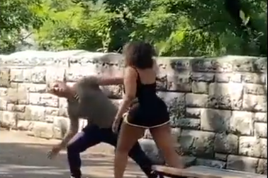 Clip chồng “kháng cự” không cho vợ mở khóa điện thoại làm dân mạng cười ngặt nghẽo