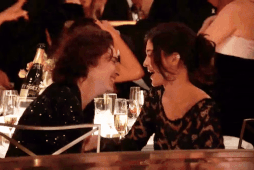 Chàng thơ" Timothée Chalamet ngọt ngào khóa môi bạn gái Kylie Jenner | Báo Dân trí