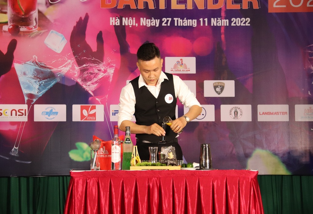 Bartender thể hiện kỹ năng nghề, vừa nhảy múa vừa pha chế - 7 Bartender thể hiện kỹ năng nghề, vừa nhảy múa vừa pha chế - 7