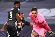 “Kép phụ” Dembele tỏa sáng giúp Lyon hạ gục Man City