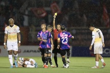 Trọng tài gây tranh cãi, CLB Bình Định may mắn có điểm trên sân Thống Nhất