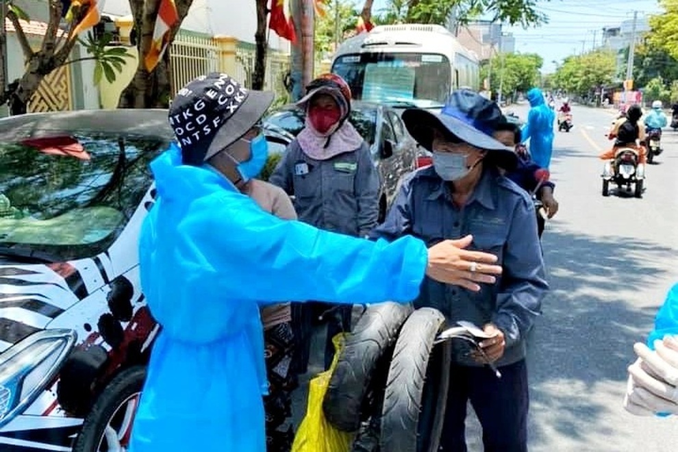 Vừa nhận được quà, người phụ nữ đi xe lăn chia bớt cho người khó khăn hơn - 1
