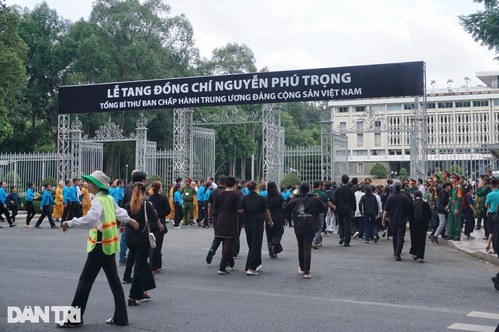 TPHCM: Cụ bà 91 tuổi ngồi xe lăn đến tiễn Tổng Bí thư Nguyễn Phú Trọng - 3 TPHCM: Cụ bà 91 tuổi ngồi xe lăn đến tiễn Tổng Bí thư Nguyễn Phú Trọng - 3