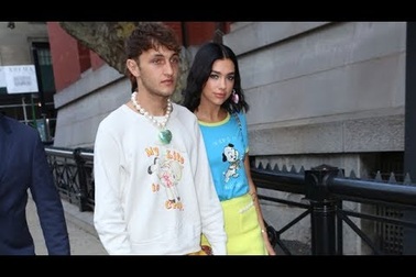 Anwar Hadid & Dua Lipa tình tứ đi xem thời trang