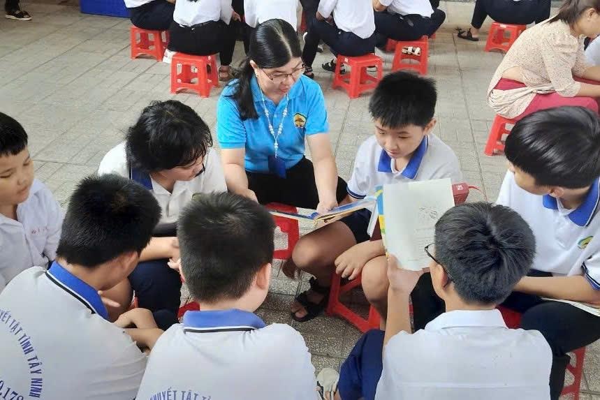 Příběh o učiteli se zvláštní láskou ke zvláštním dětem - 2 Chuyện về cô giáo có tình yêu đặc biệt với trẻ đặc biệt - 2