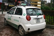 Thêm một CSGT bị hất lên nắp capo taxi