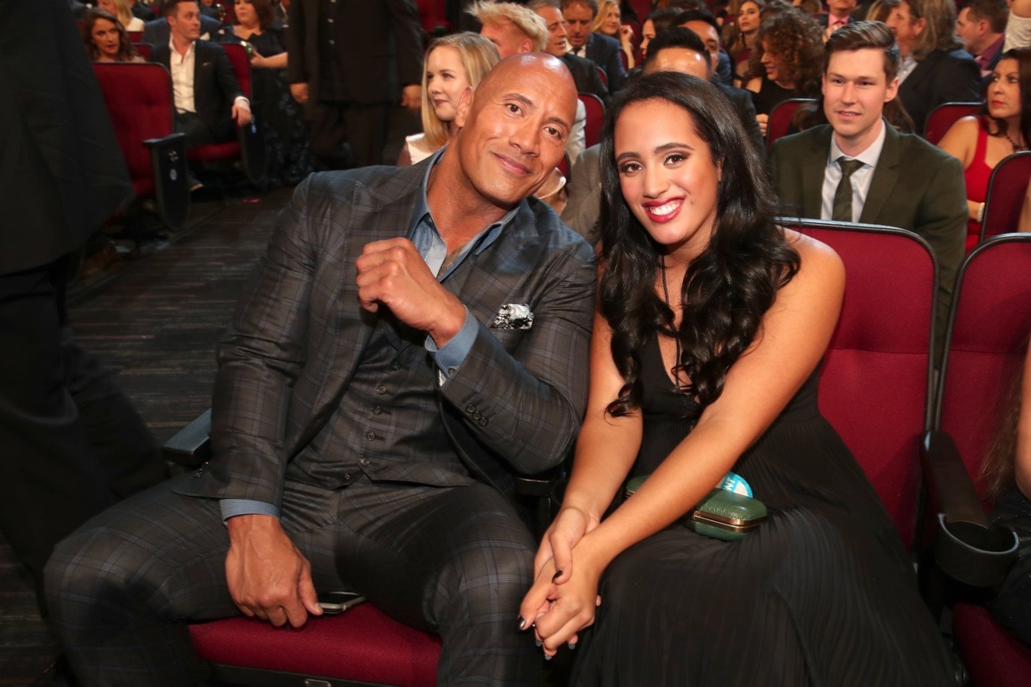 Cô con gái xinh đẹp của Dwayne Johnson chuẩn bị ra mắt làng đấu vật - 3 Cô con gái xinh đẹp của Dwayne Johnson chuẩn bị ra mắt làng đấu vật - 3