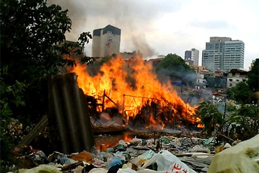 Hà Nội: Hàng chục ngôi nhà trọ bị thiêu rụi giữa trưa
