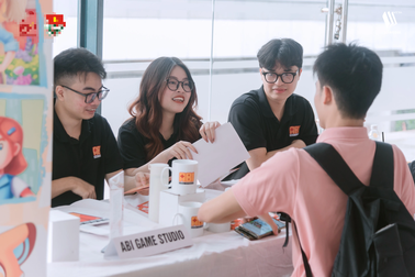 "Giải oan" cho ngành game: Vừa làm vừa chơi, lương hấp dẫn