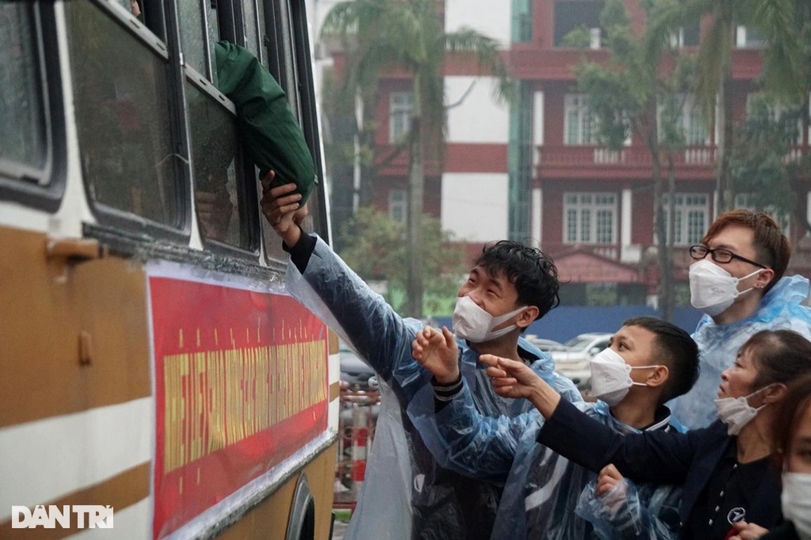 Người thân đội mưa bịn rịn tiễn tân binh lên đường nhập ngũ - 18 Người thân đội mưa bịn rịn tiễn tân binh lên đường nhập ngũ - 18