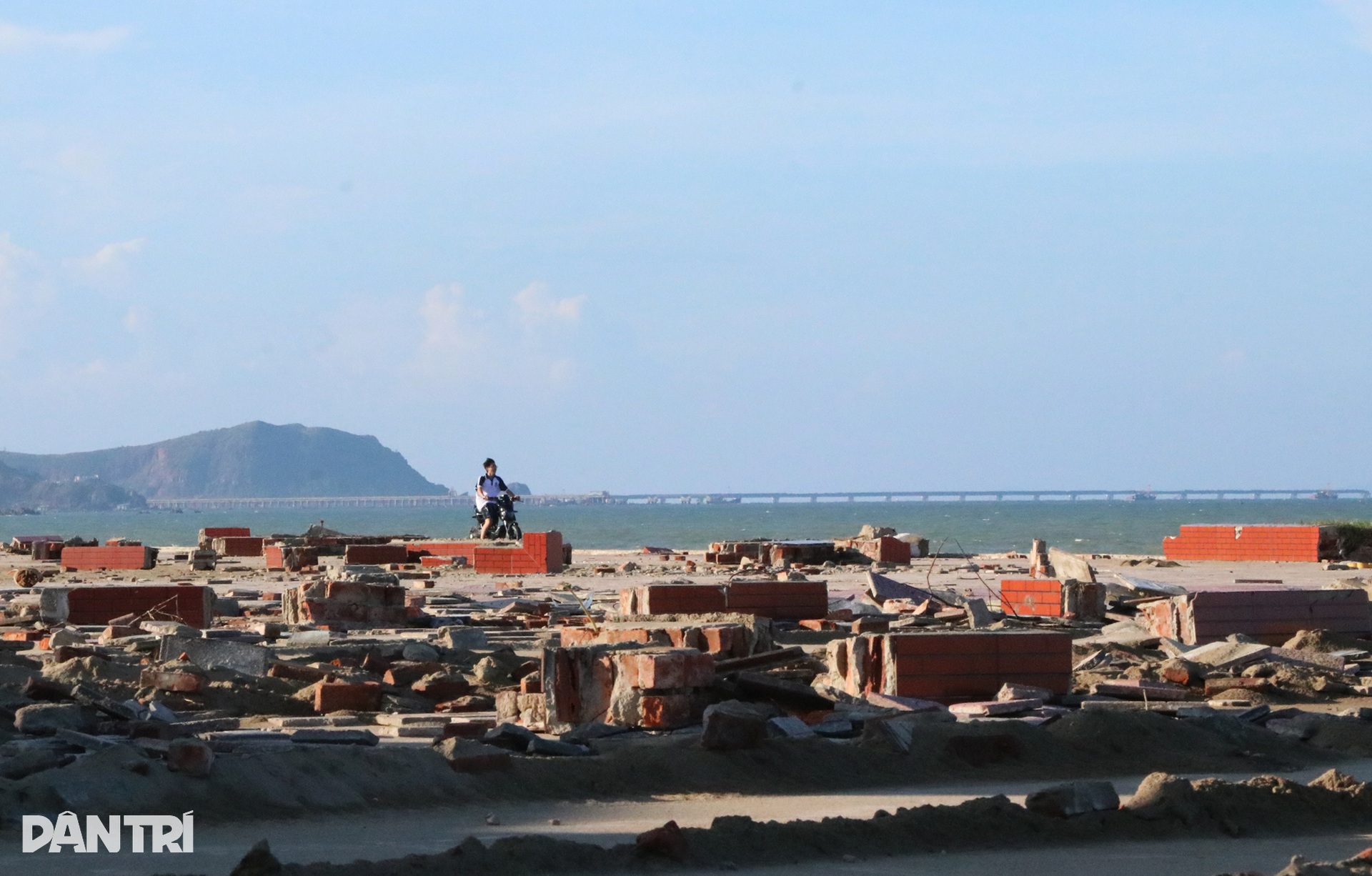 Quảng trường biển tan tác sau bão Bualoi - 7 Quảng trường biển tan tác sau bão Bualoi - 7