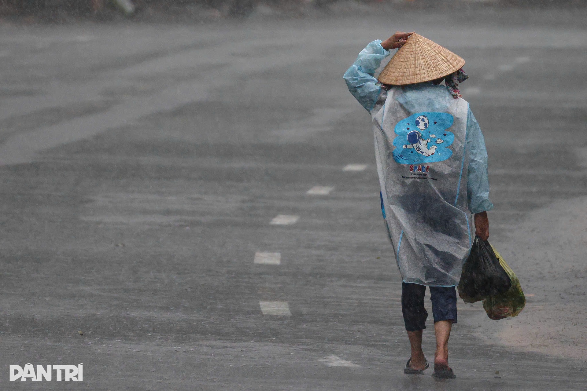 Sạt lở tại Đèo Cả: 2 chị em thiệt mạng, hàng nghìn phương tiện mắc kẹt - 18
