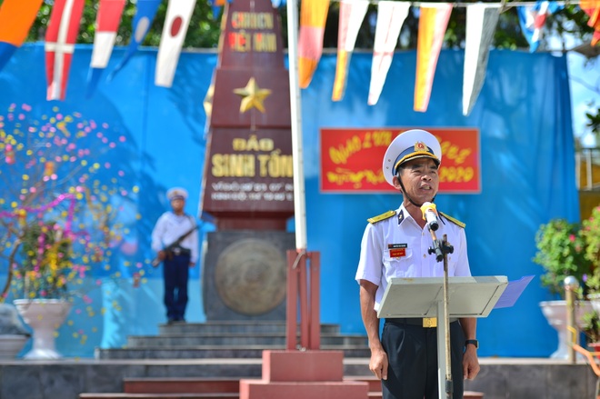 Thiêng liêng lễ chào cờ đầu năm mới tại Trường Sa - 7