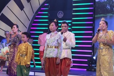 Vũ Quốc Việt “quậy” ở sân khấu Gia đình tài tử