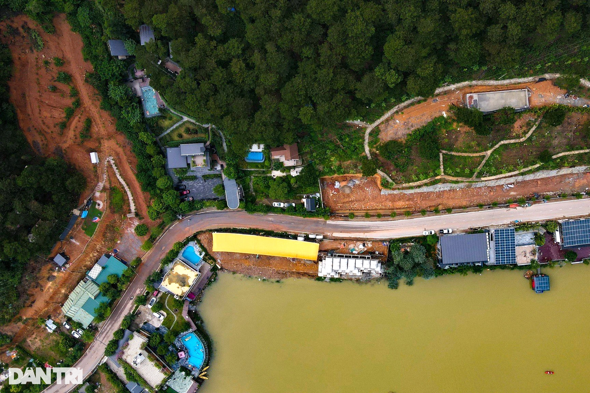 Homestay vây kín hồ Đồng Đò, nhiều dấu hiệu sạt lở đường ven bờ sau mưa - 8 Homestay vây kín hồ Đồng Đò, nhiều dấu hiệu sạt lở đường ven bờ sau mưa - 8