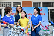 H'Hen Niê và Bùi Thanh Hương giản dị đi làm từ thiện