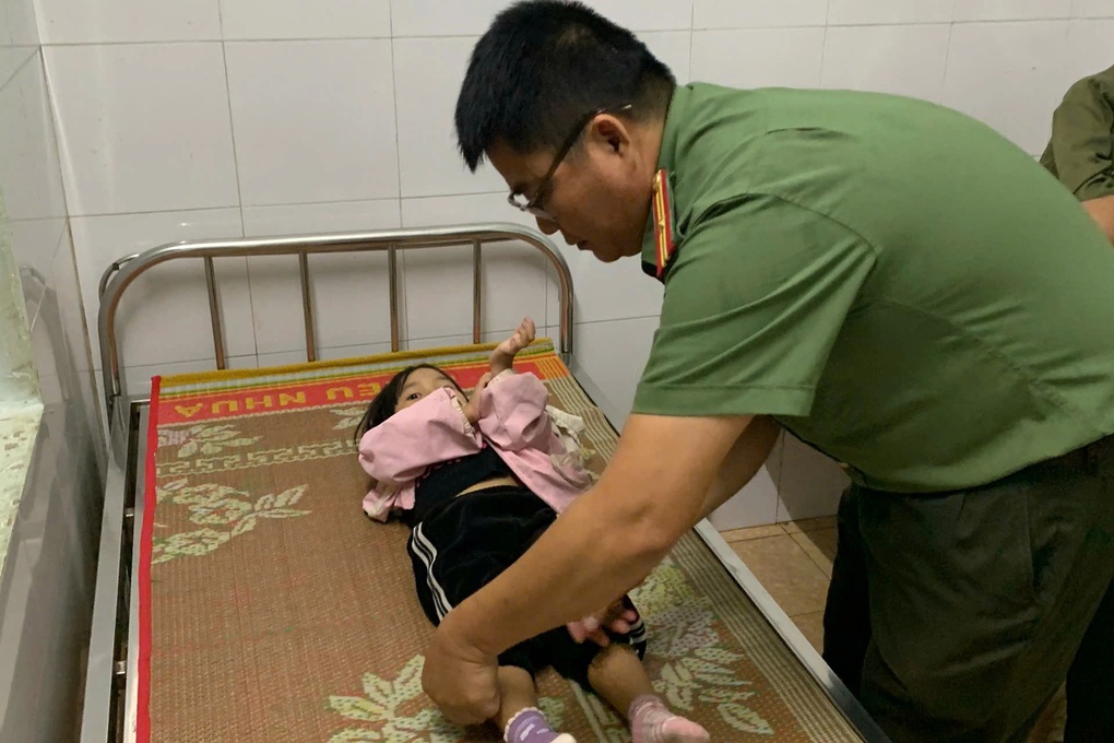 Công an vượt 45km, băng rừng trong đêm bão đưa bé gái 3 tuổi đi cấp cứu - 2
