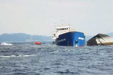 Tàu chở 1.900 tấn than mắc cạn vẫn chưa được “giải cứu”