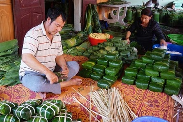 Làng bánh chưng Vĩnh Hòa: Mỗi ngày chợp mắt 2 tiếng để kịp giao hàng