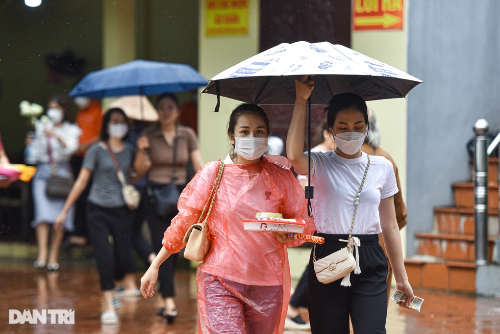 Mưa lớn kéo dài, Phủ Tây Hồ Hà Nội vắng vẻ trong ngày rằm tháng 7 - 1 Mưa lớn kéo dài, Phủ Tây Hồ Hà Nội vắng vẻ trong ngày rằm tháng 7 - 1