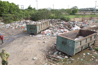 Sống khổ hơn chết cạnh bãi rác khủng giữa thủ đô: Dân mời quan đến ở cùng!