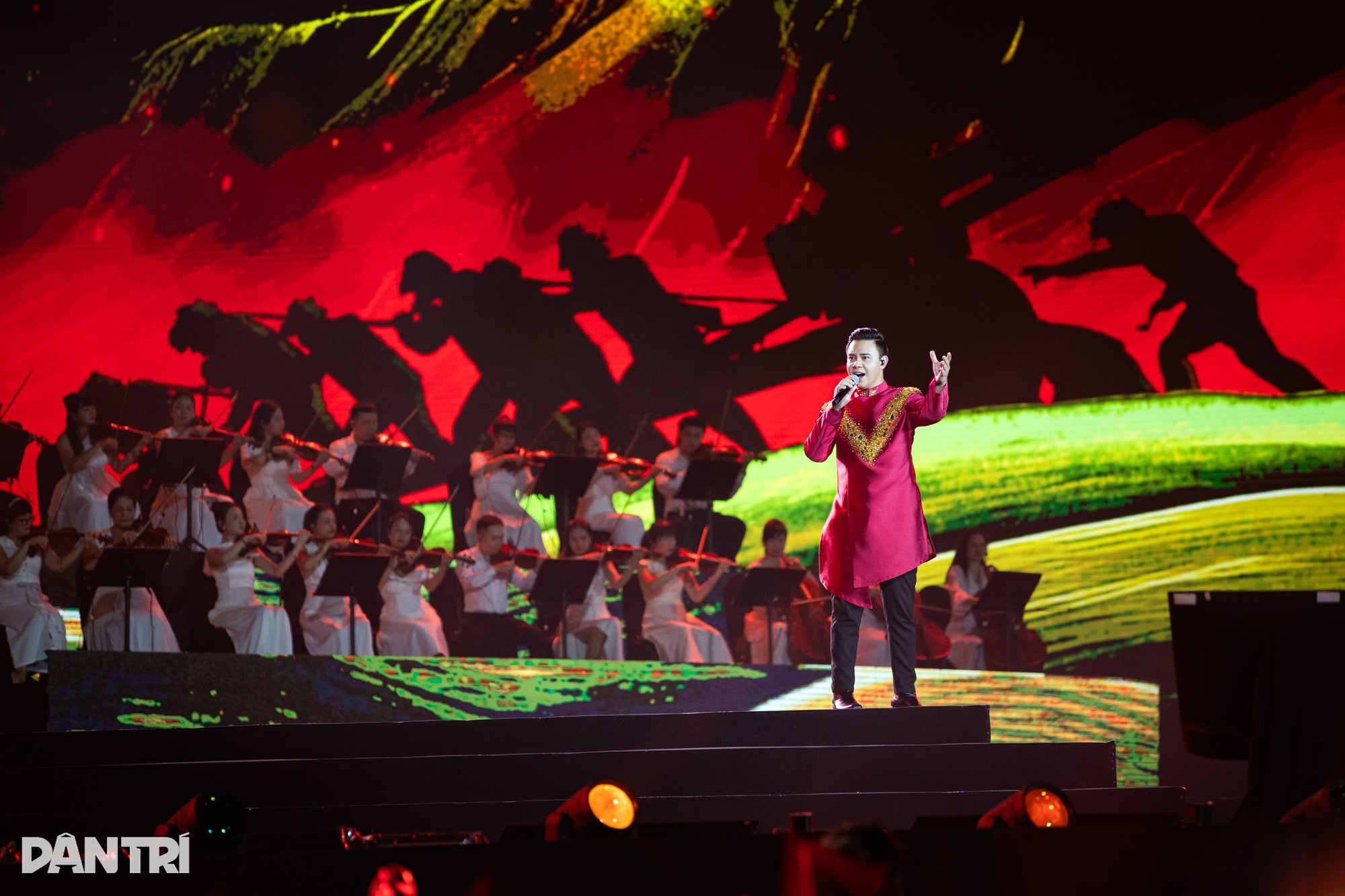 Hơn 50.000 khán giả hoà nhịp đập yêu nước cùng concert Tổ quốc trong tim - 3 Hơn 50.000 khán giả hoà nhịp đập yêu nước cùng concert Tổ quốc trong tim - 3