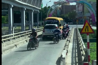 Hai tài xế quyết không nhường nhau, tạo nên tình huống "hai con dê qua cầu"