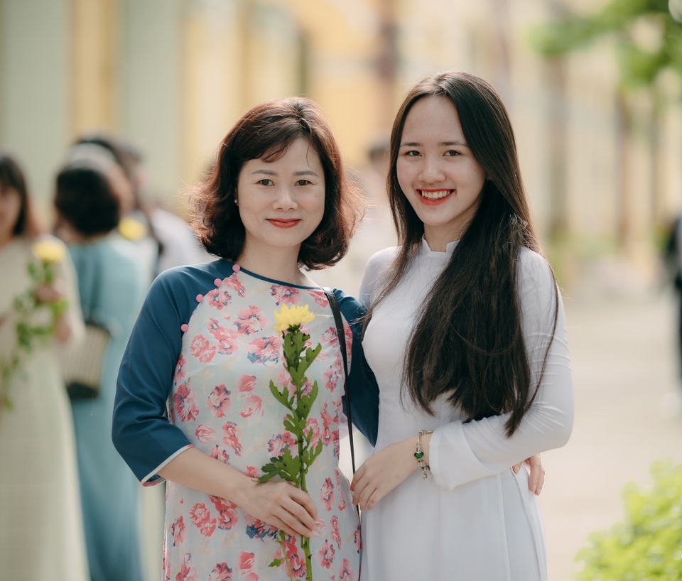 Vẻ đẹp tinh khôi của nữ sinh trường Chu Văn An trong ngày bế giảng - 9 Vẻ đẹp tinh khôi của nữ sinh trường Chu Văn An trong ngày bế giảng - 9
