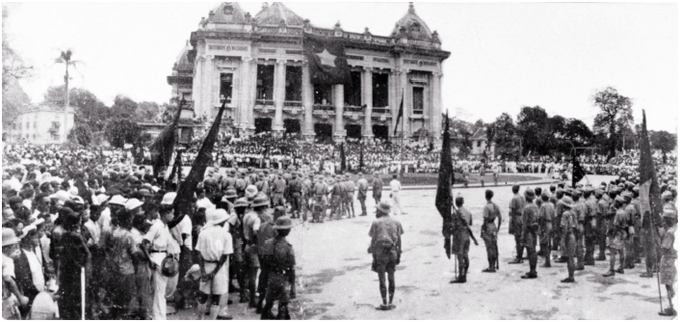 Mít tinh Tổng khởi nghĩa tại Quảng trường Nhà hát lớn Hà Nội ngày 19/8/1945 (Ảnh tư liệu)