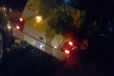 Vụ tai nạn kinh hoàng tại Long An: Xe khách cùng 3 xe máy lao xuống vực