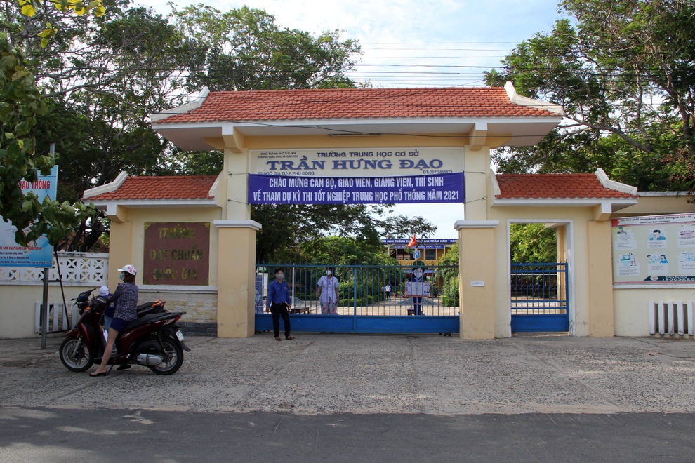 Phú Yên đột ngột dừng 2 điểm thi, hơn 700 sĩ tử đành đi về - 1 Phú Yên đột ngột dừng 2 điểm thi, hơn 700 sĩ tử đành đi về - 1