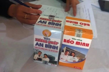 Đoàn người mặc áo blouse khám bệnh, bán thuốc giá cao ở xã miền núi