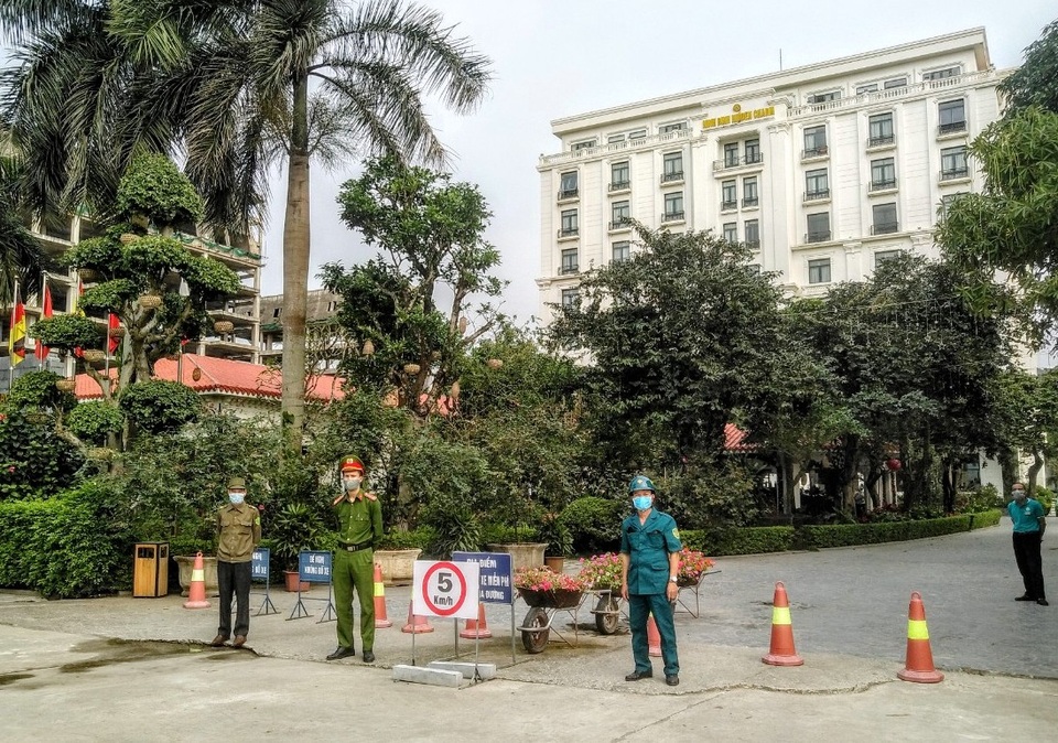 Dỡ bỏ cách ly khách sạn có người Anh đi chuyến bay VN0054 - 1 Dỡ bỏ cách ly khách sạn có người Anh đi chuyến bay VN0054 - 1