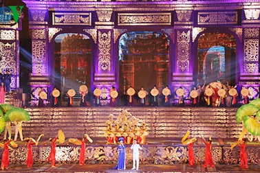 Ứng xử với di sản: Huế và Hội An, ông Hoà và ông Sự