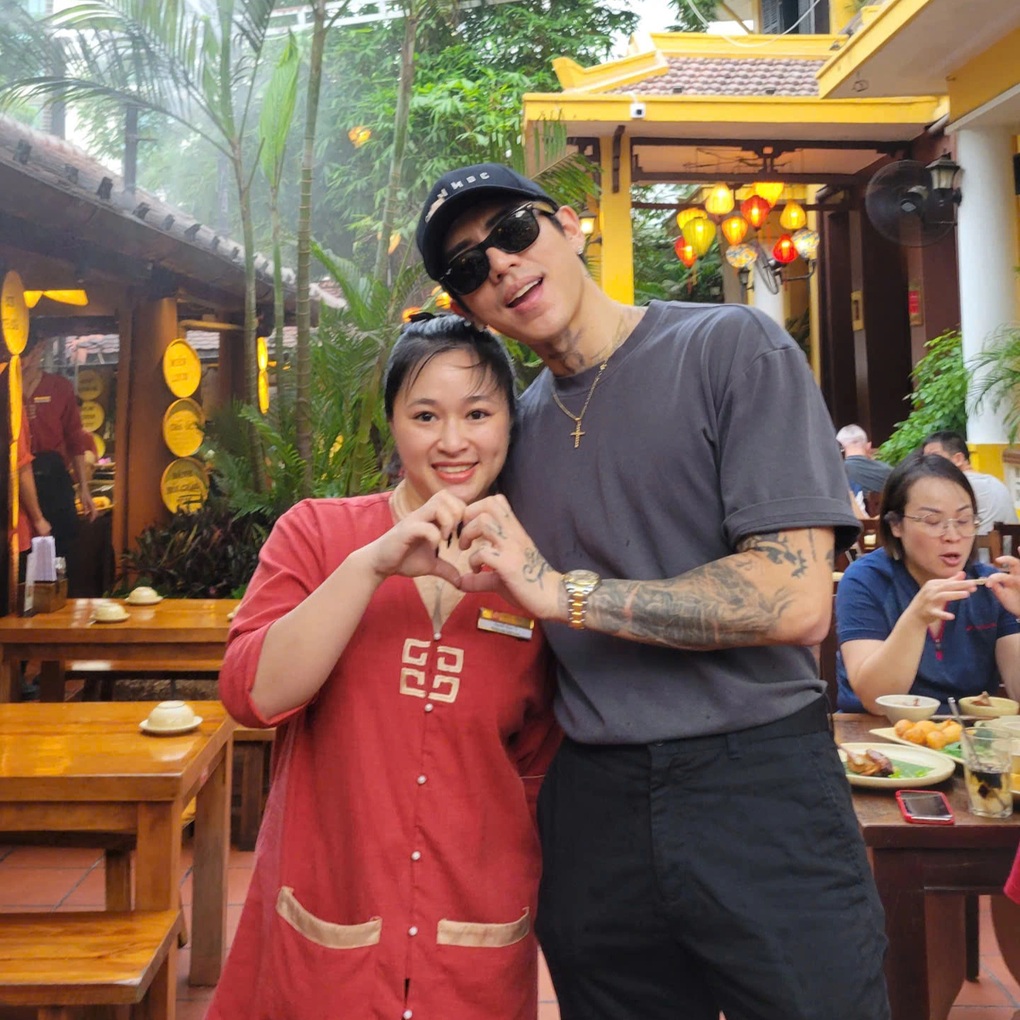 Sao Hàn Quốc thích thú ăn bánh xèo, chả cá khi đến Hà Nội biểu diễn - 1 Sao Hàn Quốc thích thú ăn bánh xèo, chả cá khi đến Hà Nội biểu diễn - 1