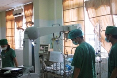 Cháu bé 3 tuổi bị ông bố nhẫn tâm tẩm xăng đốt