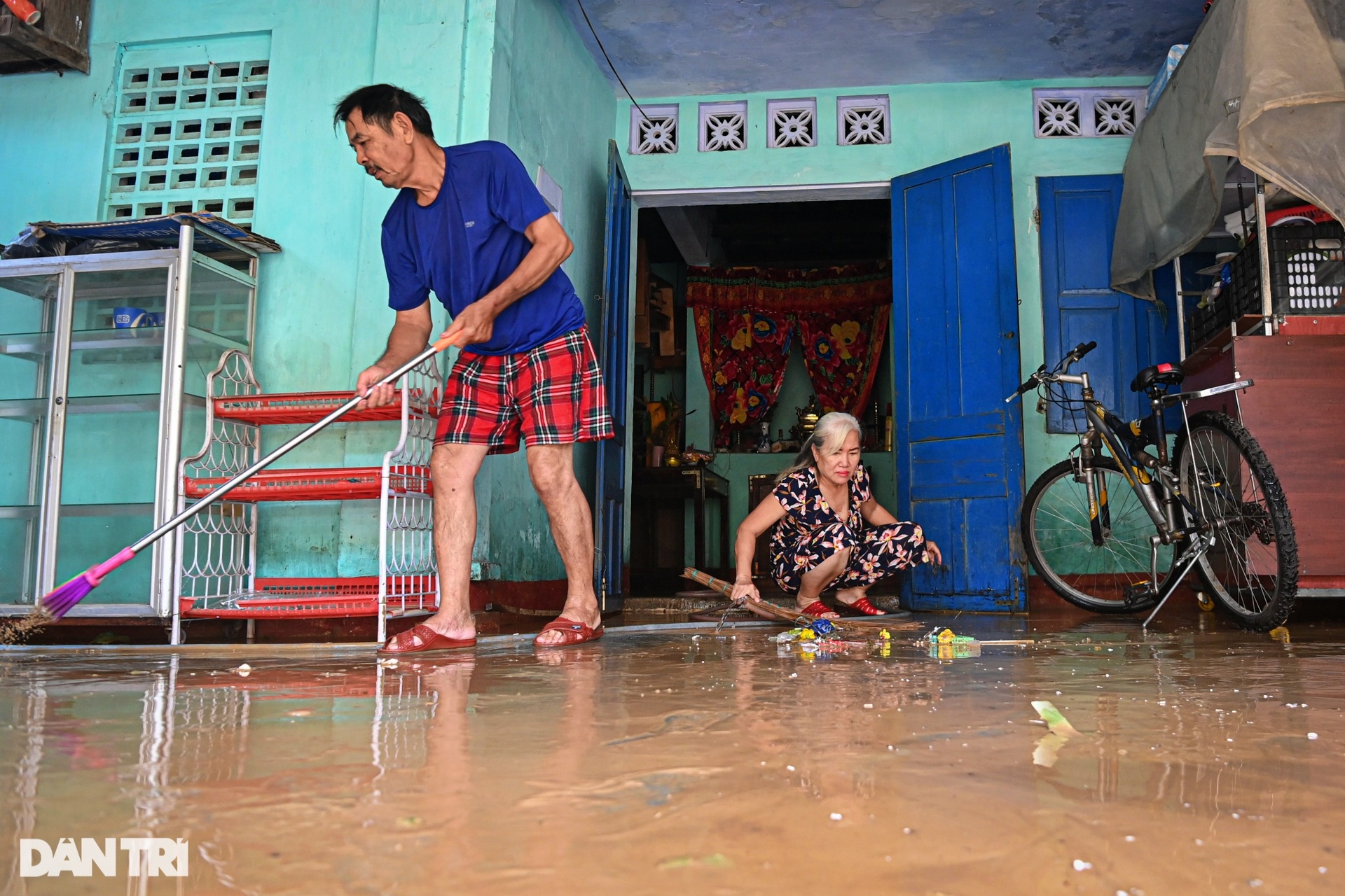 Người dân Hội An khẩn trương dọn bùn đất sau khi nước rút - 13 Người dân Hội An khẩn trương dọn bùn đất sau khi nước rút - 13
