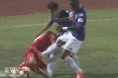 Vụ Samson vào bóng “liều lĩnh”: Ban trọng tài vừa đá bóng vừa thổi còi