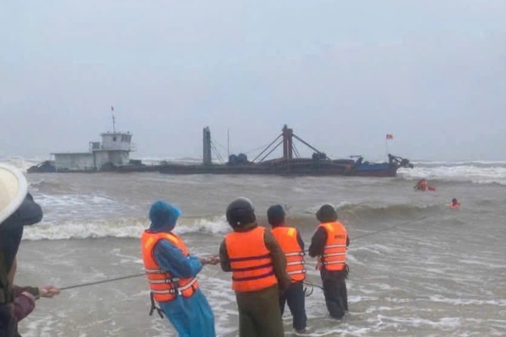 Ứng cứu 4 thuyền viên tàu hàng gặp nạn trên biển - 1 Ứng cứu 4 thuyền viên tàu hàng gặp nạn trên biển - 1