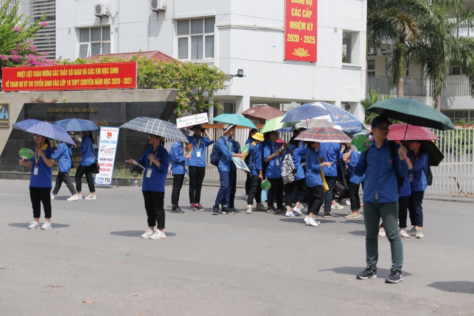 Hà Nội: Thanh niên tình nguyện đội nắng tiếp sức thí sinh thi vào lớp 10 - 10 Hà Nội: Thanh niên tình nguyện đội nắng tiếp sức thí sinh thi vào lớp 10 - 10